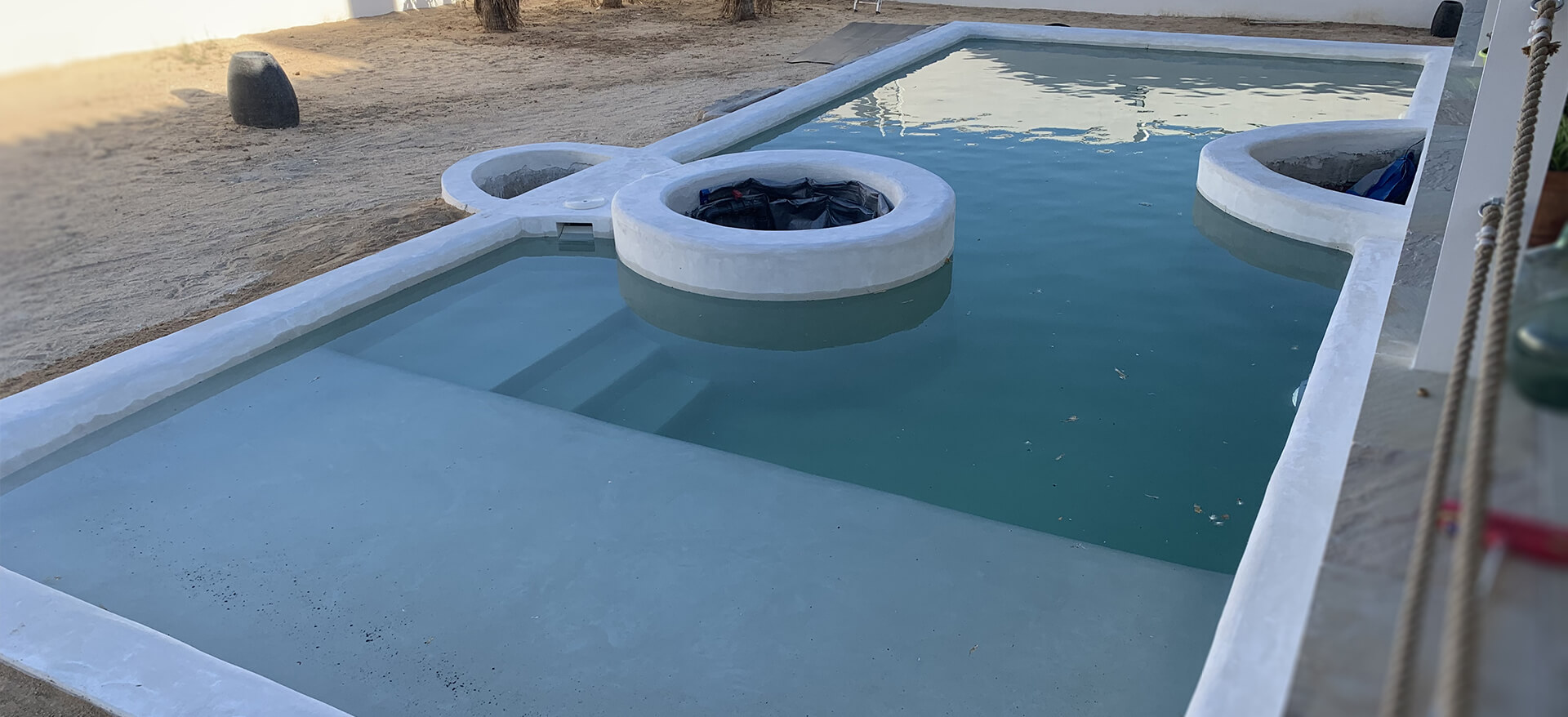 piscina llena, realizada en hormigón proyectado (gunitado) - acabado quartz